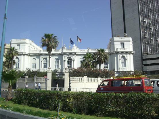Le bâtiment de l'Université Senghor d'Alexandrie en arrière plan, crédit photo : Google images