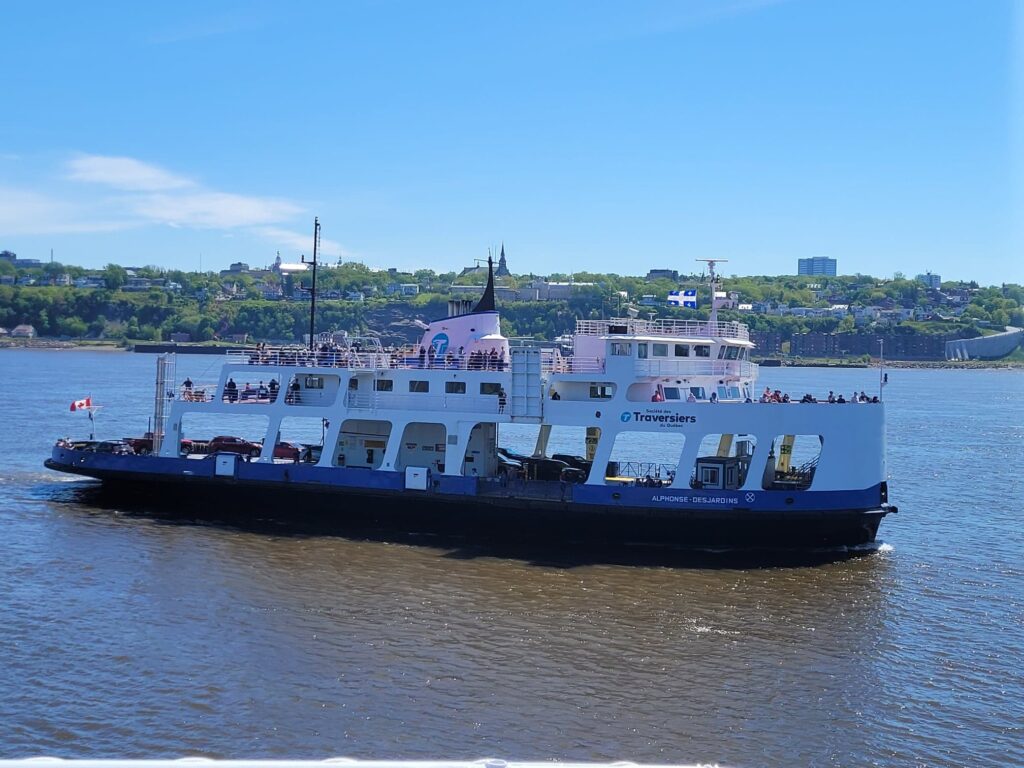 Un bateau bus de la société des traversiers du Québec